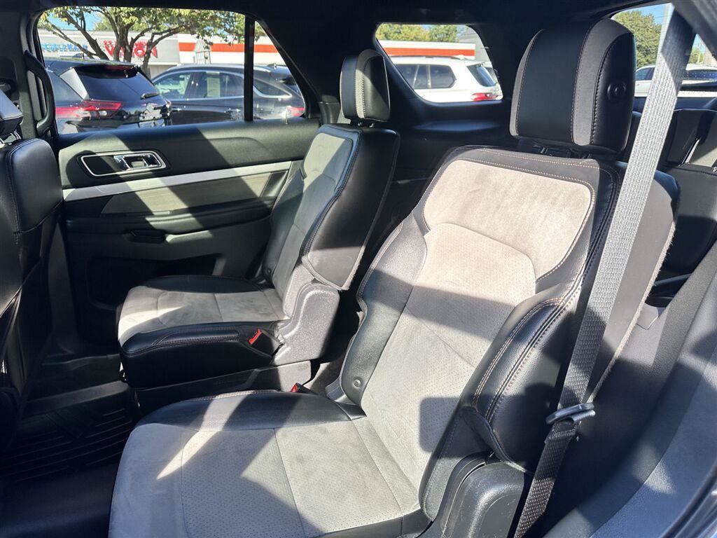 Used 2017 Ford Explorer XLT w/ Equipment Group 202A AWD/4WD image 22