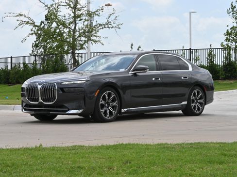 Certified 2024 BMW i7 eDrive50 w/ Executive Package RWD image 5
