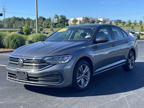 Used 2024 Volkswagen Jetta SE FWD image 3