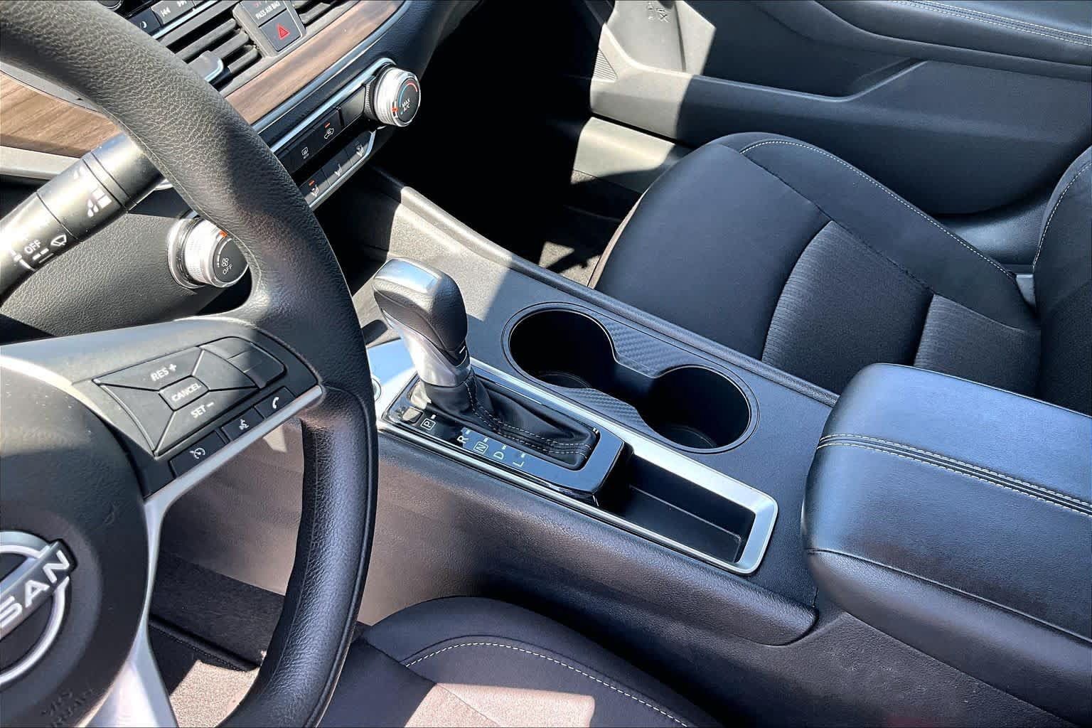 Used 2025 Nissan Altima 2.5 SV FWD image 17