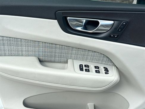 Used 2022 Volvo XC60 B5 Momentum image 19