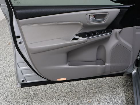 Used 2016 Toyota Camry XLE w/ Moonroof Package FWD image 12