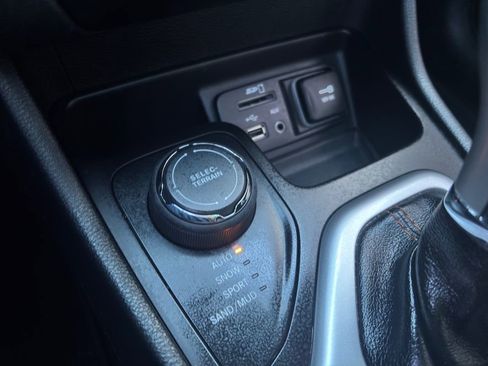 Used 2015 Jeep Cherokee Limited image 32