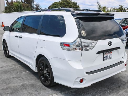 Used 2020 Toyota Sienna SE w/ Nightshade Edition FWD image 12
