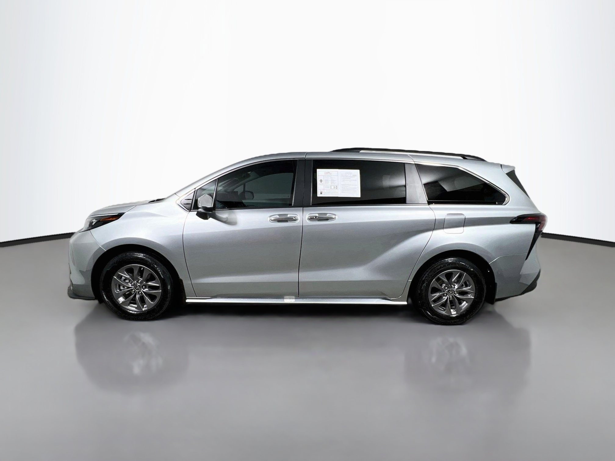 Used 2025 Toyota Sienna XLE w/ XLE Plus Package FWD image 10