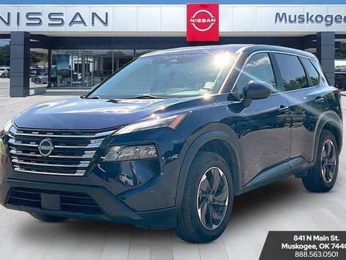 Used 2024 Nissan Rogue SV FWD image 3