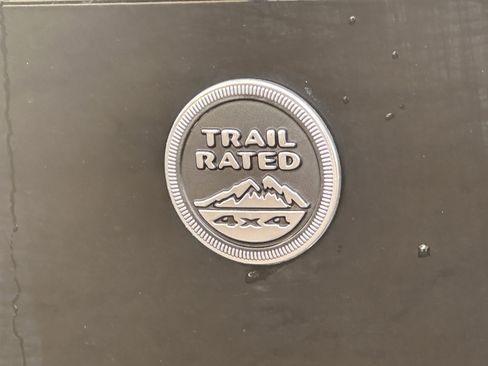 Used 2018 Jeep Wrangler Unlimited Sahara w/ Connectivity Group image 31