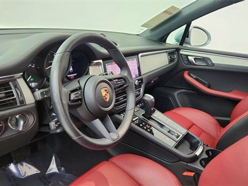 Used 2025 Porsche Macan image 18