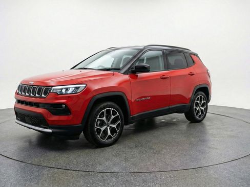 Used 2025 Jeep Compass Limited image 3