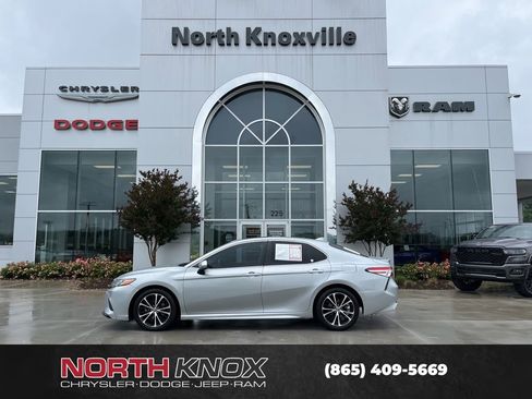 Used 2020 Toyota Camry SE FWD image 2