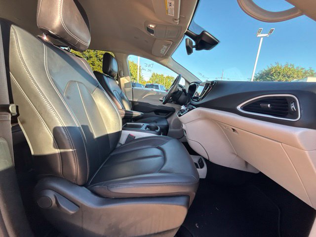 Used 2024 Chrysler Pacifica Touring-L FWD image 10