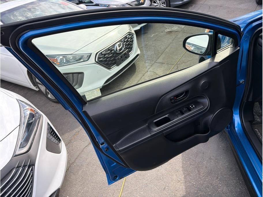 Used 2017 Toyota Prius C One FWD image 10