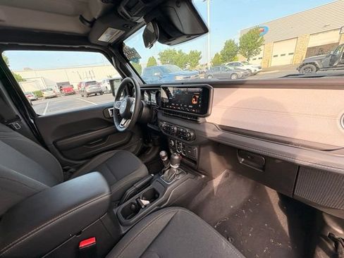 Used 2025 Jeep Wrangler Unlimited Sahara AWD/4WD image 19