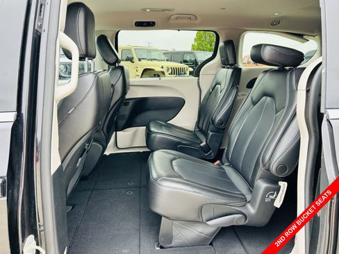 Used 2023 Chrysler Pacifica Touring-L FWD image 26