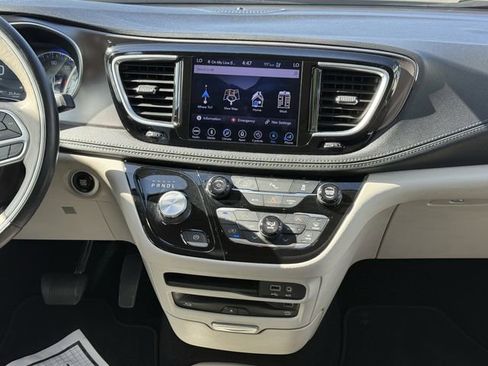 Used 2018 Chrysler Pacifica Limited FWD image 14