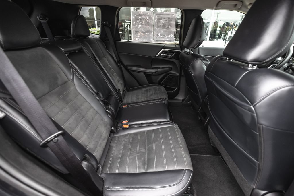 Used 2025 Mitsubishi Outlander SE FWD image 29