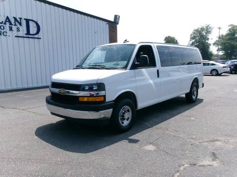 Used 2025 Chevrolet Express 3500 LT w/ LT Preferred Equipment Group RWD image 2