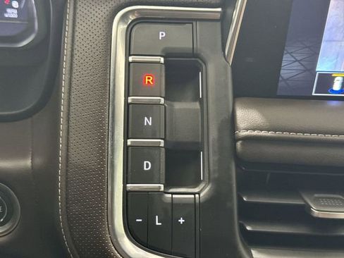 Used 2022 GMC Yukon SLT w/ SLT Premium Package image 16