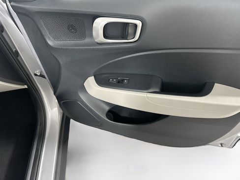 Used 2025 Hyundai Venue SEL image 30