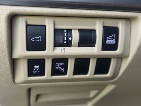 Used 2018 Subaru Outback 2.5i Limited image 18