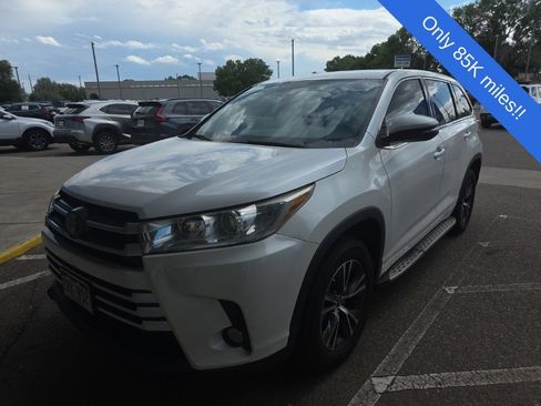 Used 2017 Toyota Highlander Plus FWD image 1
