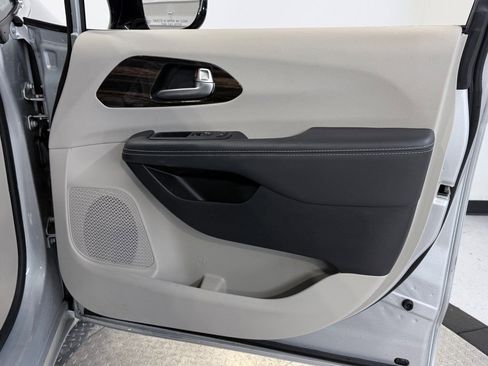 Used 2024 Chrysler Pacifica Limited image 11
