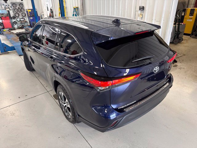 Used 2022 Toyota Highlander XLE AWD/4WD image 10