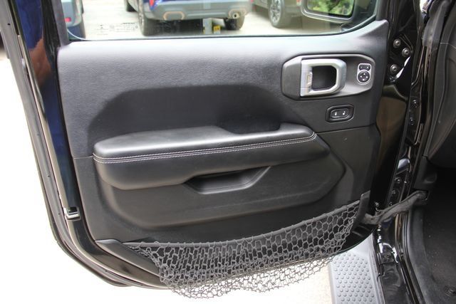Used 2018 Jeep Wrangler Unlimited Sahara AWD/4WD image 15