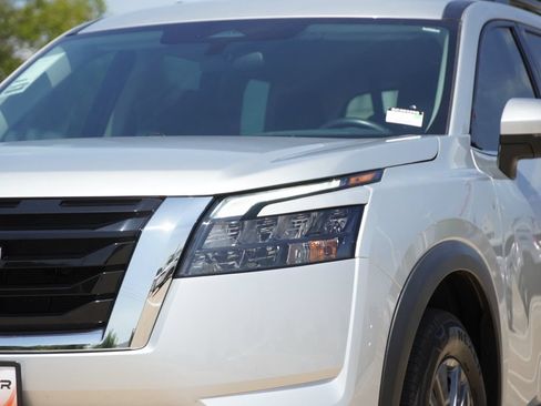 Used 2025 Nissan Pathfinder SV FWD image 5
