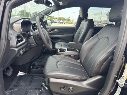 New 2026 Chrysler Pacifica Select image 5