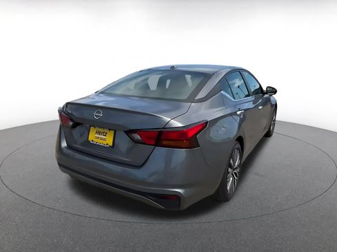 Used 2025 Nissan Altima 2.5 SV FWD image 12