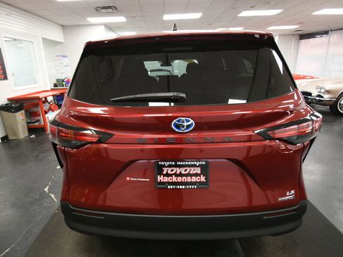 Used 2021 Toyota Sienna LE FWD image 6
