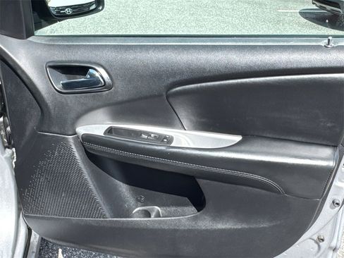 Used 2019 Dodge Journey SE image 14