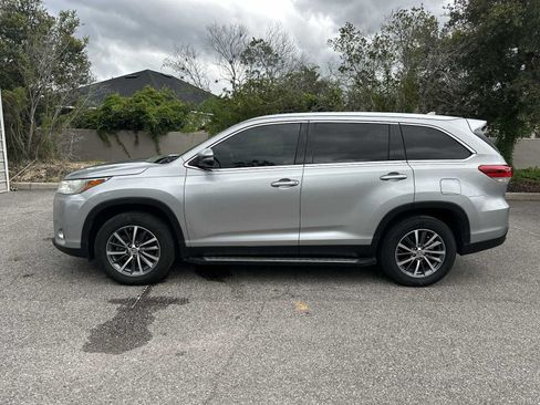 Used 2019 Toyota Highlander XLE FWD image 3