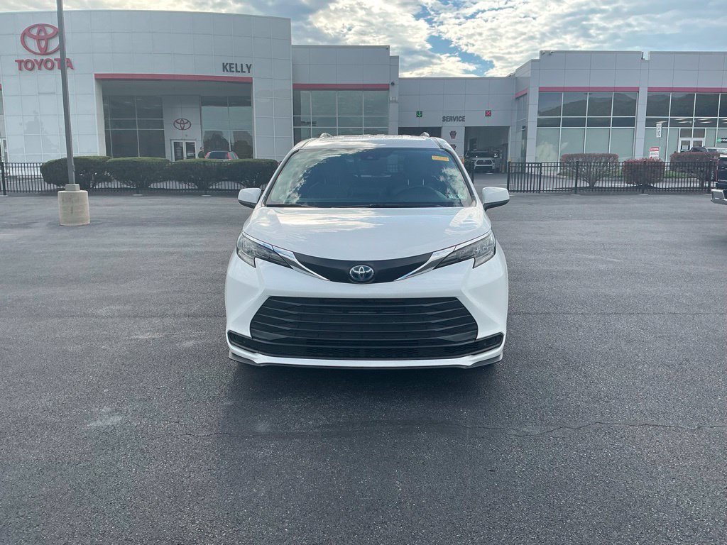 Used 2024 Toyota Sienna LE AWD/4WD image 2