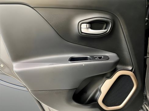 Used 2016 Jeep Renegade Limited image 22