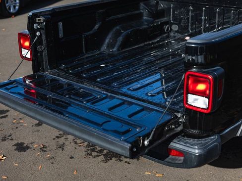 Used 2024 Jeep Gladiator Sport AWD/4WD image 10