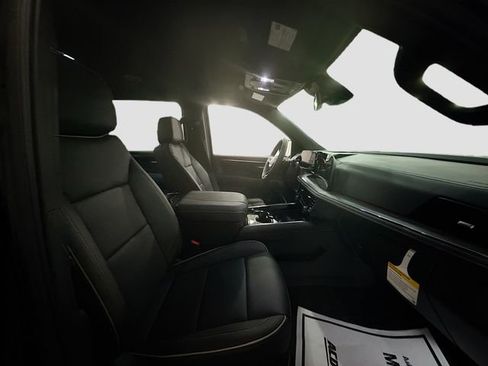 New 2025 Chevrolet Suburban Premier image 31