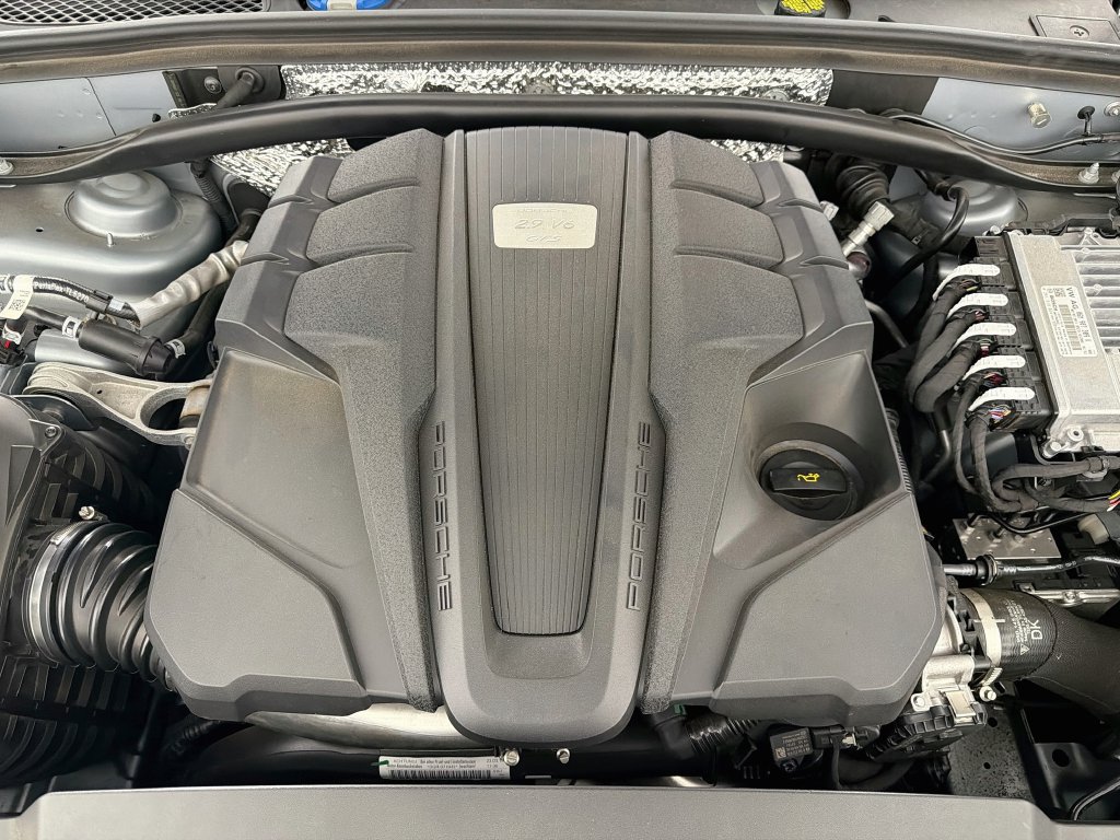Certified 2024 Porsche Macan GTS AWD/4WD image 32