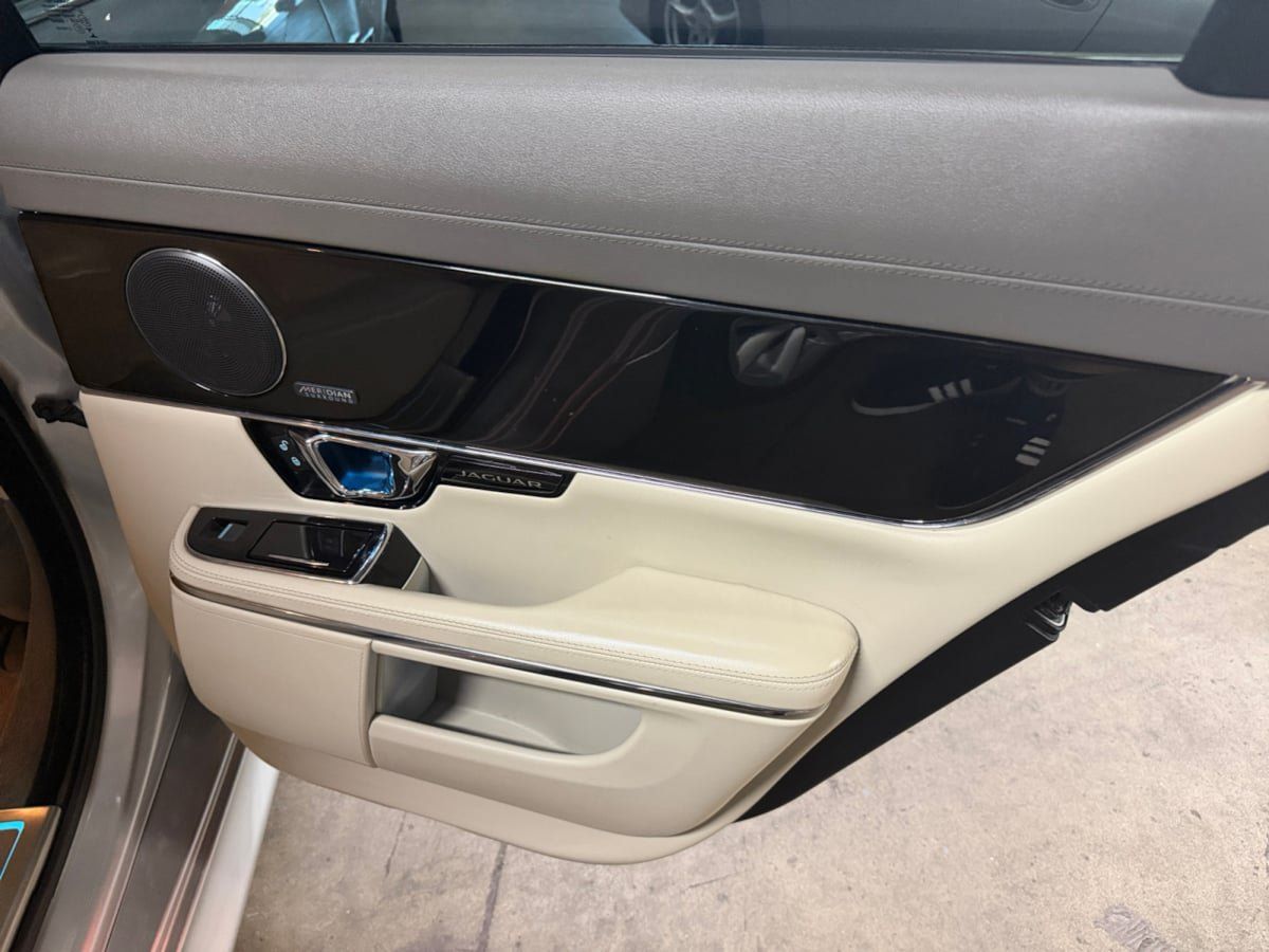 Used 2016 Jaguar XJ R-Sport RWD image 21