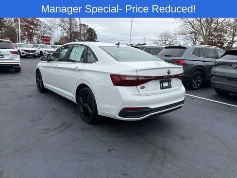 Certified 2025 Volkswagen Jetta SE w/ Sunroof Package image 5