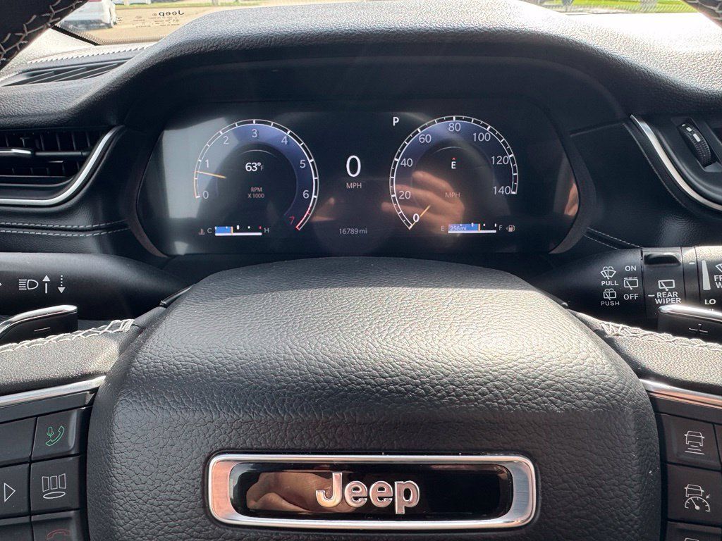 Used 2024 Jeep Grand Cherokee Altitude AWD/4WD image 25
