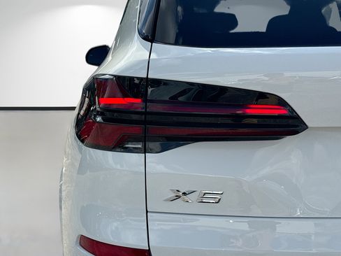 New 2026 BMW X5 xDrive40i w/ M Sport Package AWD/4WD image 10