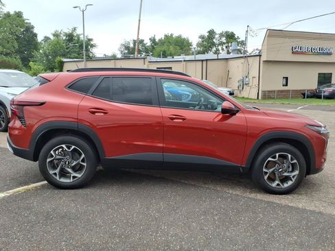 Used 2024 Chevrolet Trax LT w/ Driver Confidence Package FWD image 2