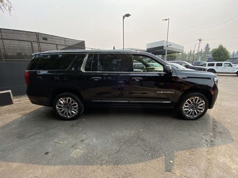 Used 2023 GMC Yukon XL Denali Ultimate AWD/4WD image 7