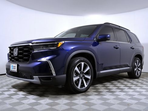 Used 2025 Honda Pilot Touring image 3