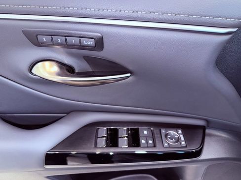 Certified 2025 Lexus ES 350 w/ Premium Package image 18