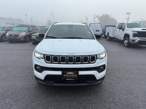 Used 2024 Jeep Compass Latitude image 2