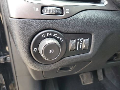 Used 2019 Jeep Cherokee Latitude Plus AWD/4WD image 11