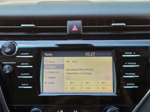 Used 2018 Toyota Camry SE w/ Moonroof Package FWD image 17